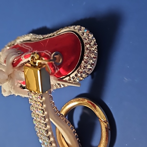 Sneaker Keyring with Rhinestones in red - Picture 3 of 7